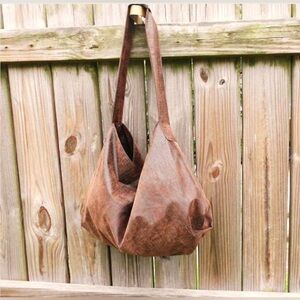 Leather shoulder bag.